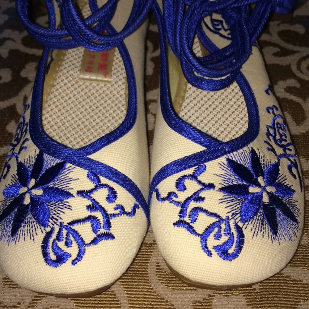 ☔️Floral Embroidered Ladies Shoes☔️